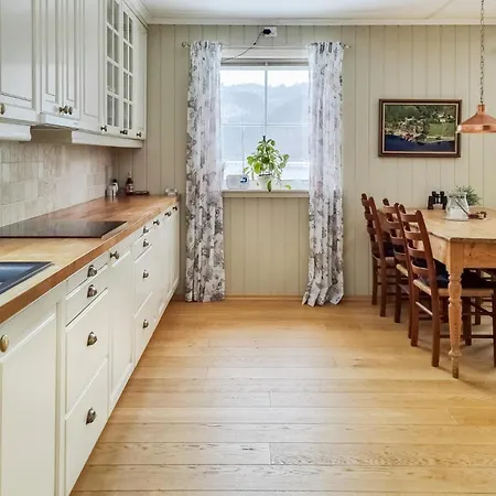 4 Bedroom Awesome In Ferienhaus *
