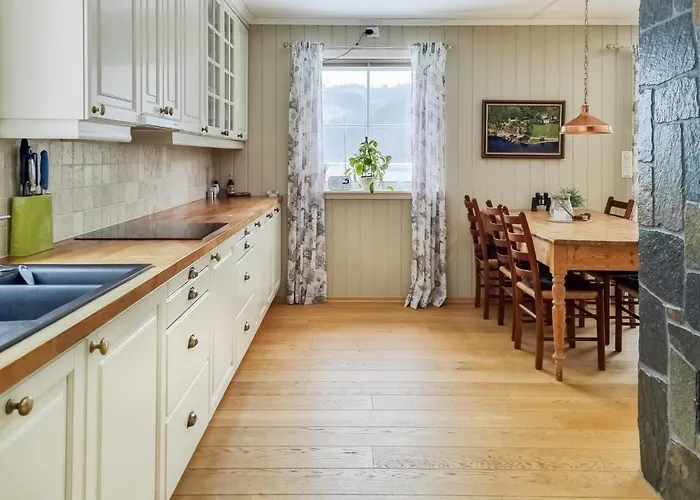 4 Bedroom Awesome In Semesterbostad *